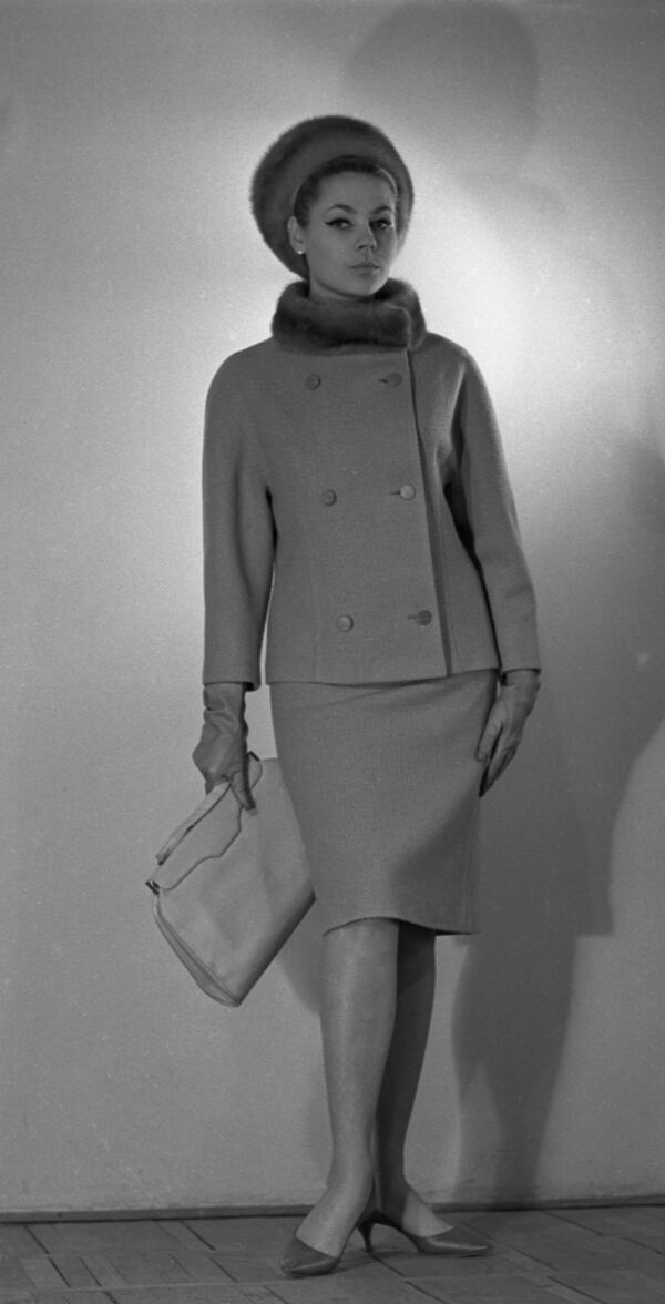 Манекенщица Общесоюзного дома моделей в пальто из коллекции осень-зима 1965 года - Sputnik Казахстан