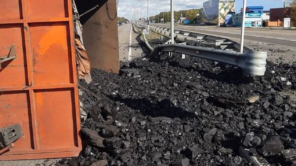 Грузовик с углем перевернулся на трассе - Sputnik Казахстан