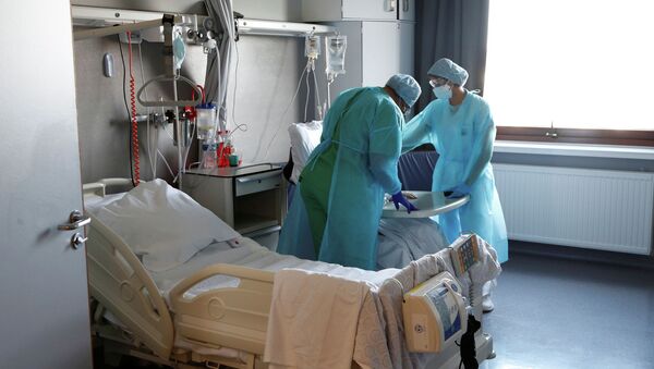 Врачи в защитных костюмах общаются с пациентом в больнице с коронавирусом  - Sputnik Казахстан