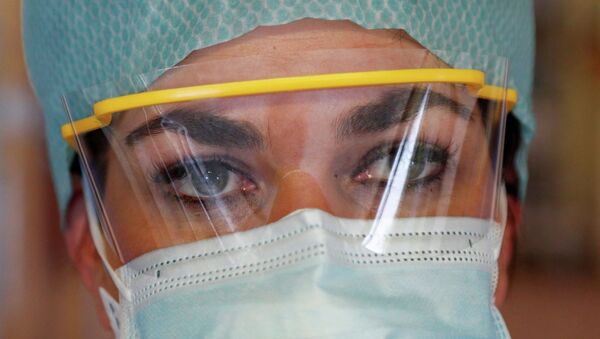 Медик в защитной маске и очках - Sputnik Казахстан