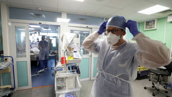 Врач поправляет маску в больнице с коронавирусом  - Sputnik Казахстан