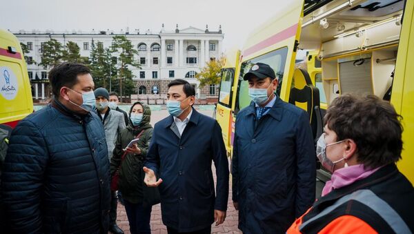 Аким Нур-Султана Алтай Кульгинов осматривает новые машины скорой помощи  - Sputnik Казахстан