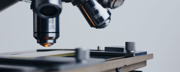 Микроскоп, лаборатория, иллюстративное фото Микроскоп, лаборатория, иллюстративное фото - Sputnik Казахстан