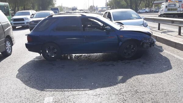 Четыре автомобиля столкнулись на оживленной алматинской автомагистрали. Пострадала беременная девушка - Sputnik Казахстан