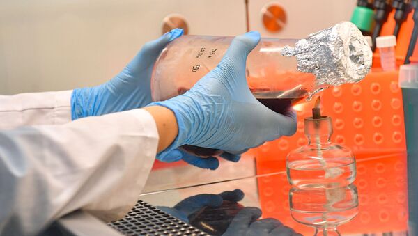 Сотрудница лаборатории проводит испытания вакцины от COVID-19, иллюстративное фото - Sputnik Қазақстан