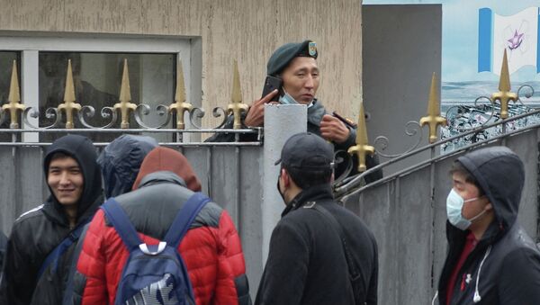 Несколько дней стоять в очереди на медкомиссию в военкомат вынуждены студенты Нур-Султана - Sputnik Казахстан