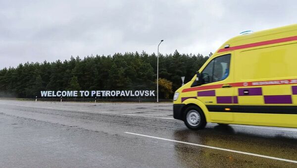 Машина скорой помощи проезжает мимо въезда в Петропавловск  - Sputnik Казахстан