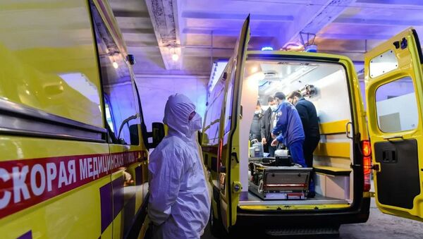 Сотрудники станции скорой помощи проводят осмотр реанимобиля перед выездом  - Sputnik Казахстан