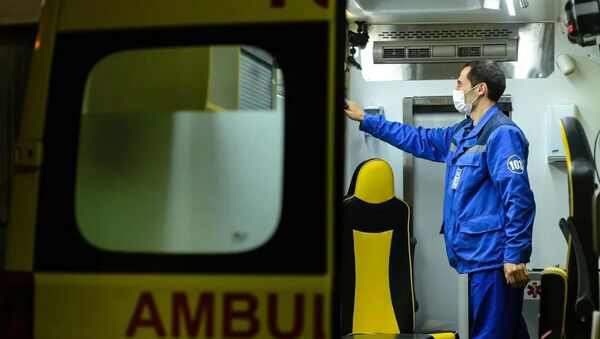 Сотрудник станции скорой помощи проверяет готовность реанимобиля к выезду  - Sputnik Казахстан