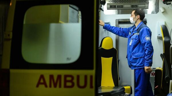 Сотрудник станции скорой помощи проверяет готовность реанимобиля к выезду  - Sputnik Казахстан