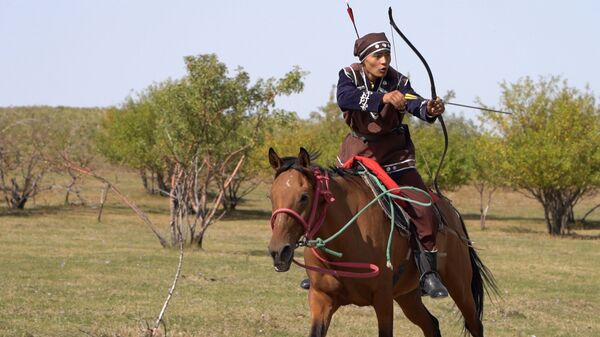 Мастер по стрельбе из лука показал, как нужно правильно охотиться верхом на лошади - Sputnik Казахстан