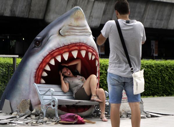 Турист фотографируется у макета акулы в Бангкоке  - Sputnik Казахстан