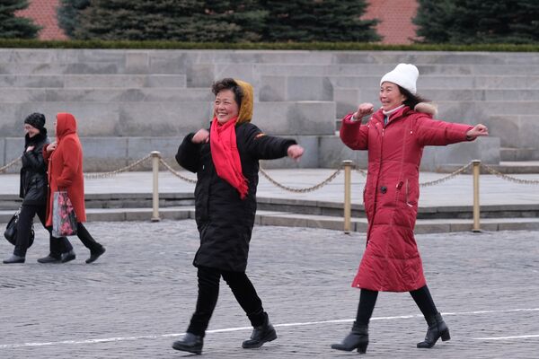 Иностранные туристы на Красной Площади в Москве - Sputnik Казахстан