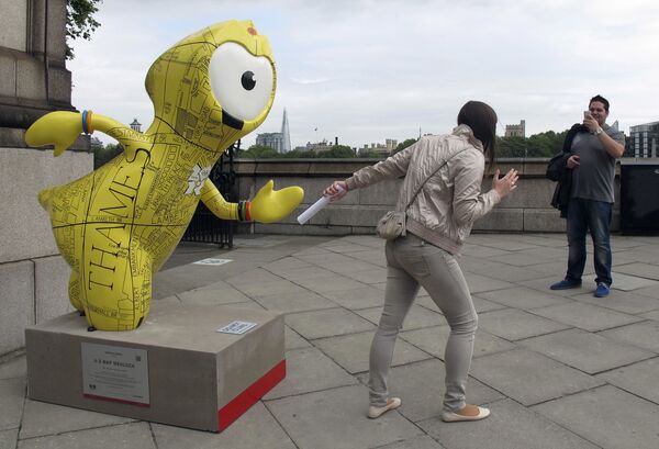 Туристка позирует у статуи талисмана Олимпийских игр Венлока в Лондоне  - Sputnik Казахстан