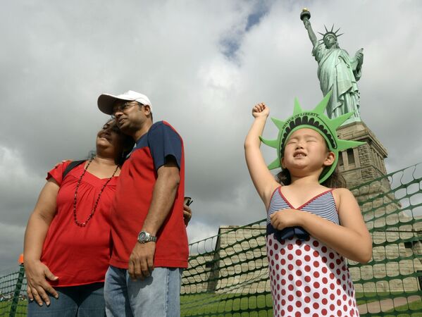 Туристка из Монголии позирует у статуи Свободы в Нью-Йорке  - Sputnik Казахстан