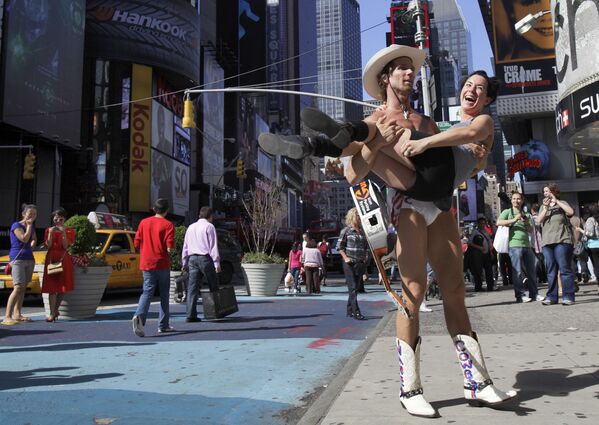 Уличный исполнитель Голый ковбой позирует с туристкой на Таймс-сквер в Нью-Йорке  - Sputnik Казахстан
