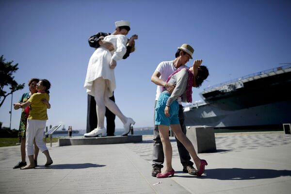 Люди позируют у скульптуры Безусловная капитуляция в Сан-Диего  - Sputnik Казахстан