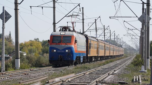 Железнодорожный состав на путях близ станции Шамалган - Sputnik Казахстан