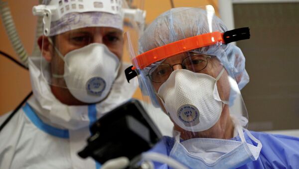 Врачи изучают показания аппаратуры в больнице с коронавирусом  - Sputnik Казахстан