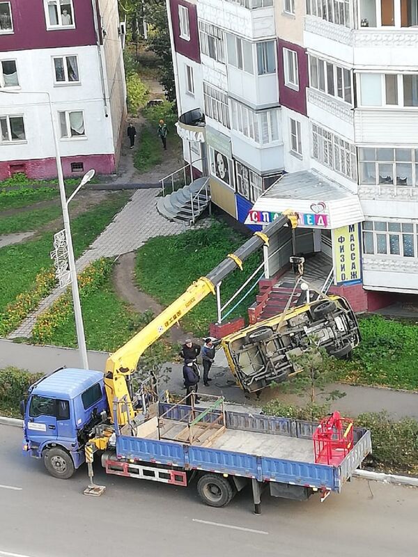 Скорая залетела на крыльцо в Петропавловске - фото - Sputnik Казахстан