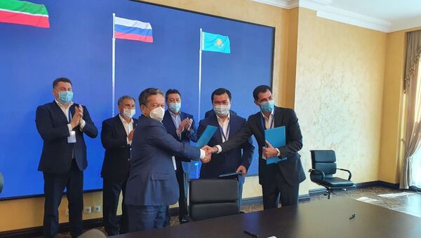 подписание договоров в рамках встречи президента Татарстана Рустама Минниханова и премьер-министра Казахстана Аскара Мамина - Sputnik Казахстан
