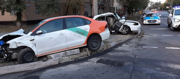 Пьяный водитель устроил серьезное ДТП в Алматы - Sputnik Казахстан