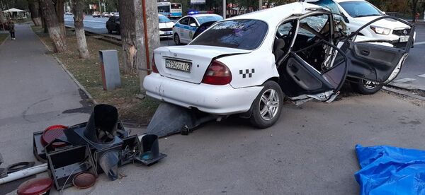 Снесли бордюр и светофор: пьяный водитель устроил крупное ДТП в Алматы - Sputnik Казахстан