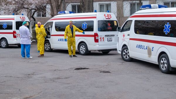 Машины скорой помощи перед зданием медицинского центра в Армении  - Sputnik Қазақстан