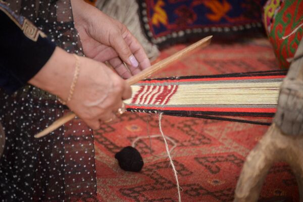 О чем расскажут узоры? Выставка вековых ковров открылась в Петропавловске - Sputnik Казахстан