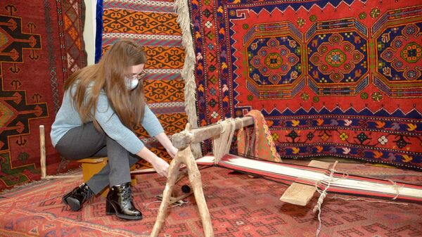 Вековые ковры и древний ткацкий станок показали на выставке в Петропавловске - Sputnik Казахстан