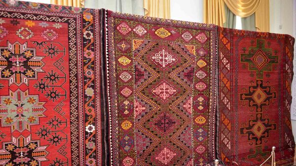 Вековые ковры и древний ткацкий станок показали на выставке в Петропавловске - Sputnik Қазақстан