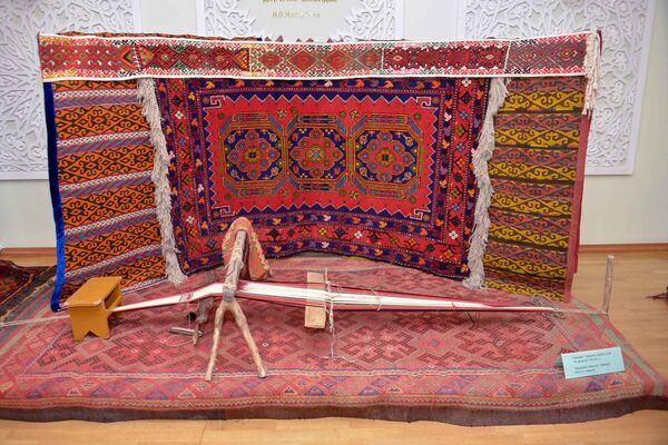 О чем расскажут узоры? Выставка вековых ковров открылась в Петропавловске - Sputnik Казахстан