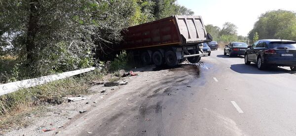 Легковушка столкнула два большегруза друг с другом на трассе Алматинской области - Sputnik Казахстан