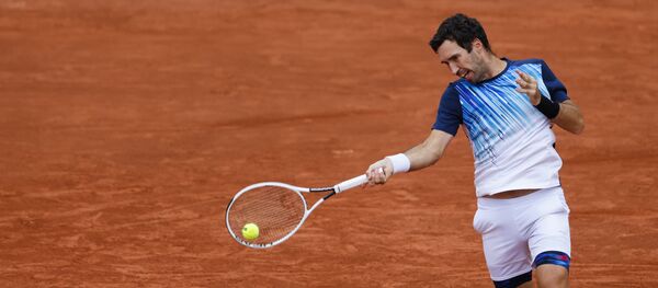 Казахстанец Михаил Кукушкин возвращает мяч итальянцу Фабио Фоньини во время мужского одиночного теннисного матча первого круга на корте Simonne Mathieu во второй день Открытого чемпионата Франции по теннису Roland Garros 2020 в Париже 28 сентября 2020 года - Sputnik Казахстан