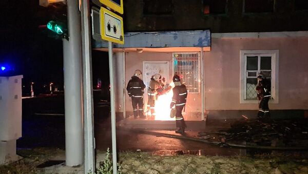 Пожар в двухэтажном доме: пожарные вскрывают дверь в пристройку - Sputnik Казахстан