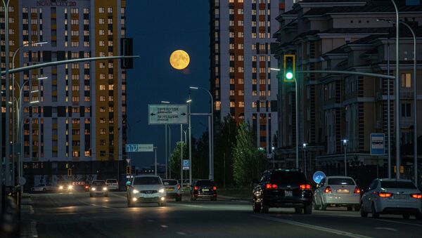 Вечер в Нур-Султане, большая луна - Sputnik Казахстан