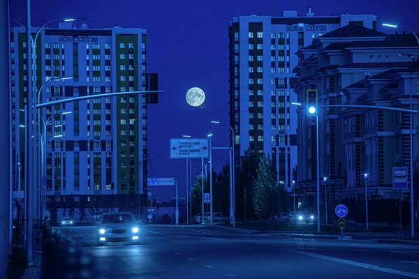 Ночь в Нур-Султане, большая луна - Sputnik Казахстан