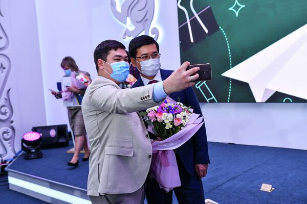 Один из победителей конкурса Лучший педагог делает селфи с министром образования Асхат Аймагамбетов  - Sputnik Казахстан