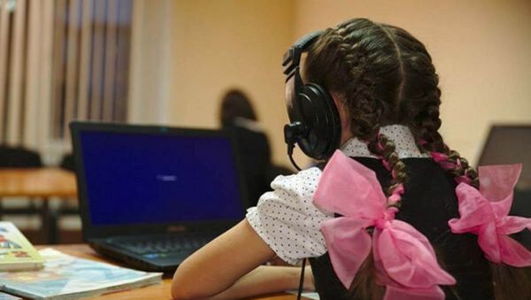 Школьница обучается через Интернет  - Sputnik Казахстан