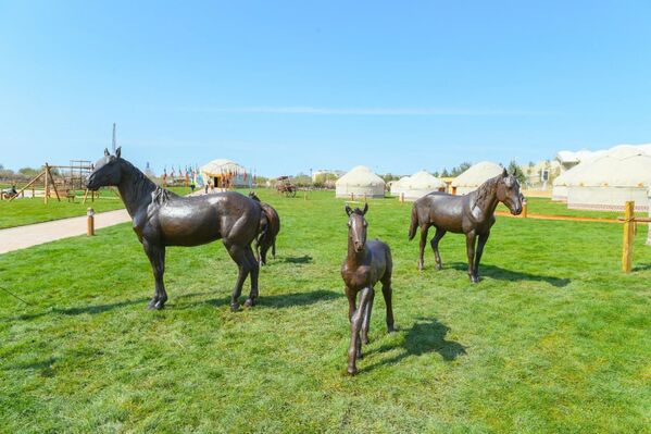 Бронзовые скульптуры на территории этноаула в Туркестане  - Sputnik Казахстан