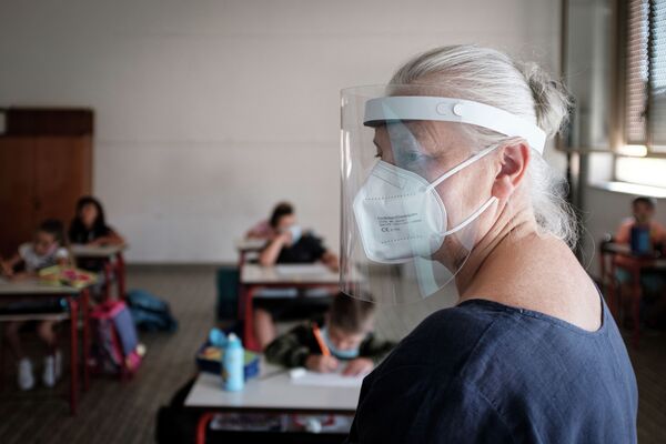 Учитель в маске проводит занятие в школе  - Sputnik Казахстан