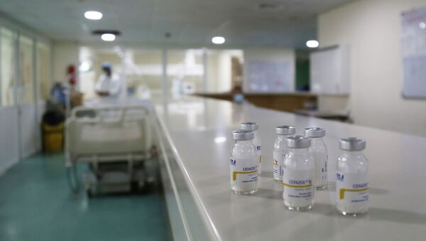 Флаконы с лекарствами на стойке в больнице с коронавирусом  - Sputnik Казахстан