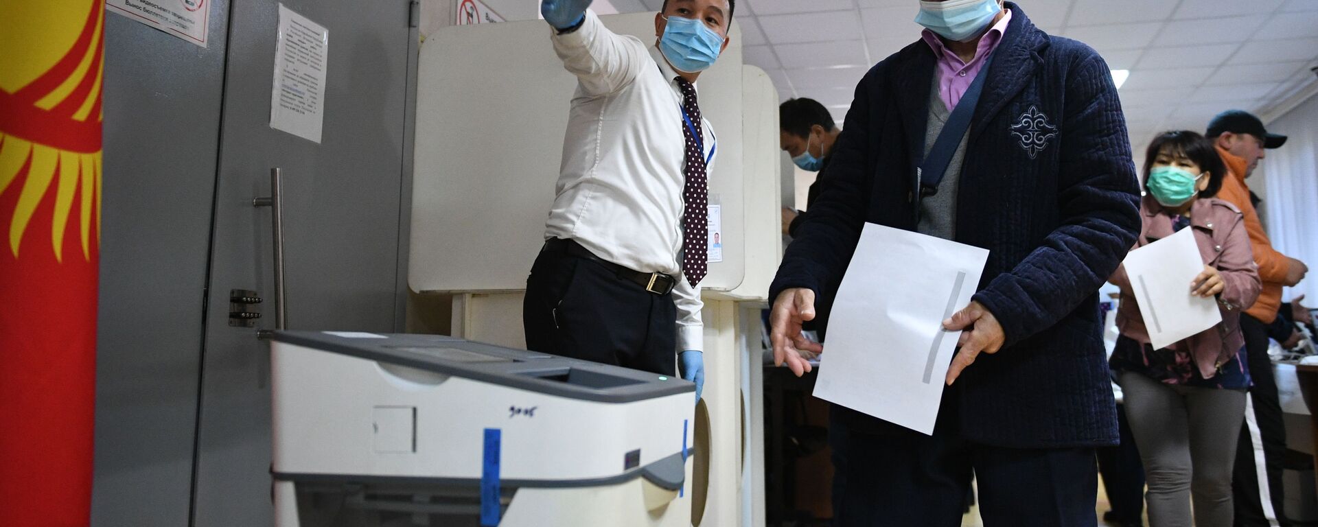 Голосование на парламентских выборах в посольстве Республики Кыргызстан в Москве Голосование на парламентских выборах в посольстве Республики Кыргызстан в Москве - Sputnik Казахстан, 1920, 30.09.2025