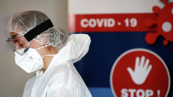 Медик в защитной маске в больнице с коронавирусом  - Sputnik Казахстан