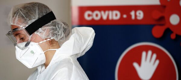 Медик в защитной маске в больнице с коронавирусом  - Sputnik Казахстан