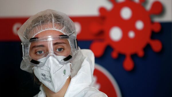 Врач в маске и защитном костюме в больнице с коронавирусом  - Sputnik Казахстан