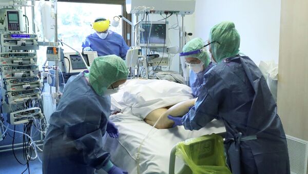 Врачи с пациентом в палате интенсивной терапии в больнице с коронавирусом  - Sputnik Казахстан