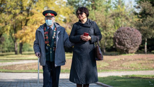 Военный полковник, ветеран войны любуется высаженными деревьям - Sputnik Казахстан