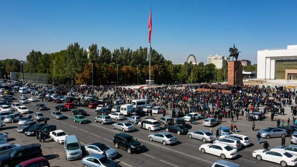 Участники акции протеста на центральной площади Ала-Тоо в Бишкеке - Sputnik Казахстан
