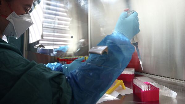 Сотрудник лаборатории проводит анализ проб на коронавирус - Sputnik Казахстан